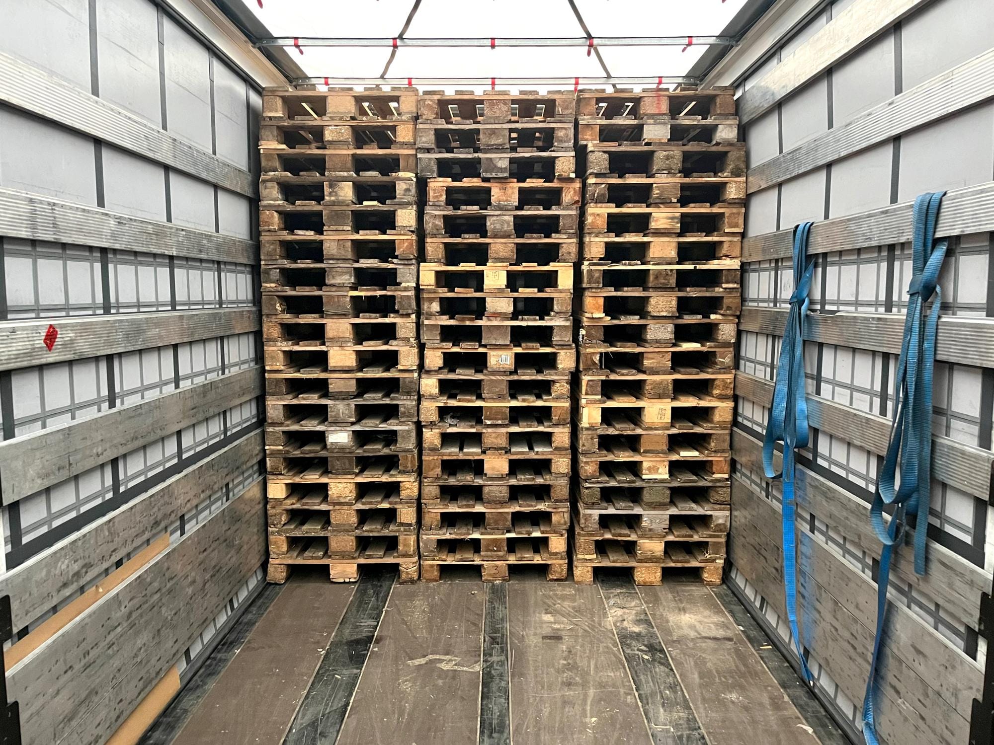 Transportation of a large number of pallets in a shipping container